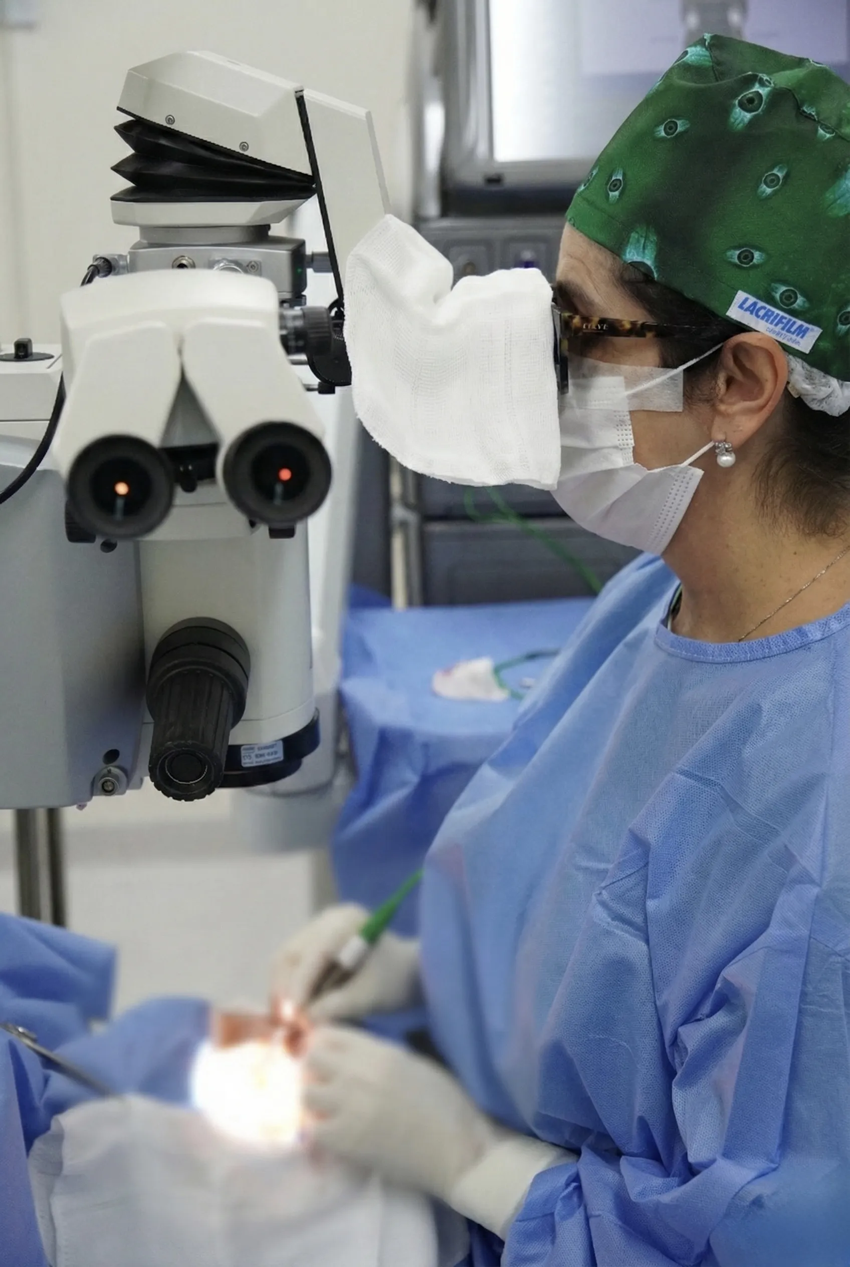 Dra. Zuleide Romano realizando cirurgia de catarata por facoemulsificação no centro cirúrgico