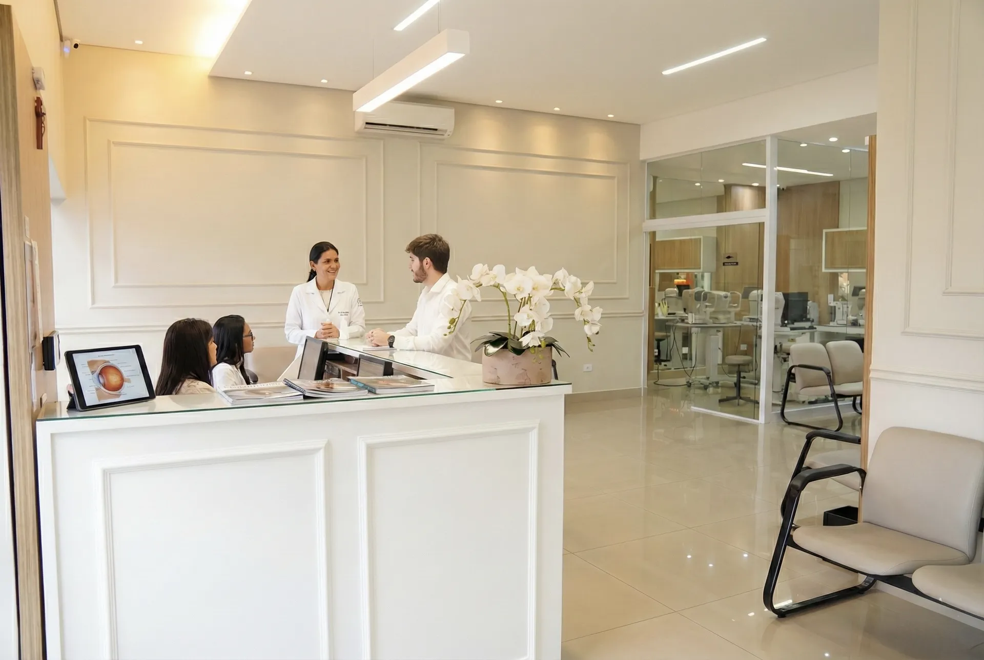 Recepção acolhedora da Clínica de Olhos Dra. Zuleide Romano em Americana